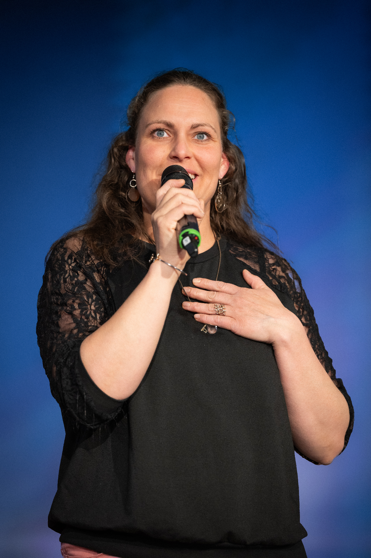Linda Wolf auf der Bühne mit Mikrofon — Storytelling live
